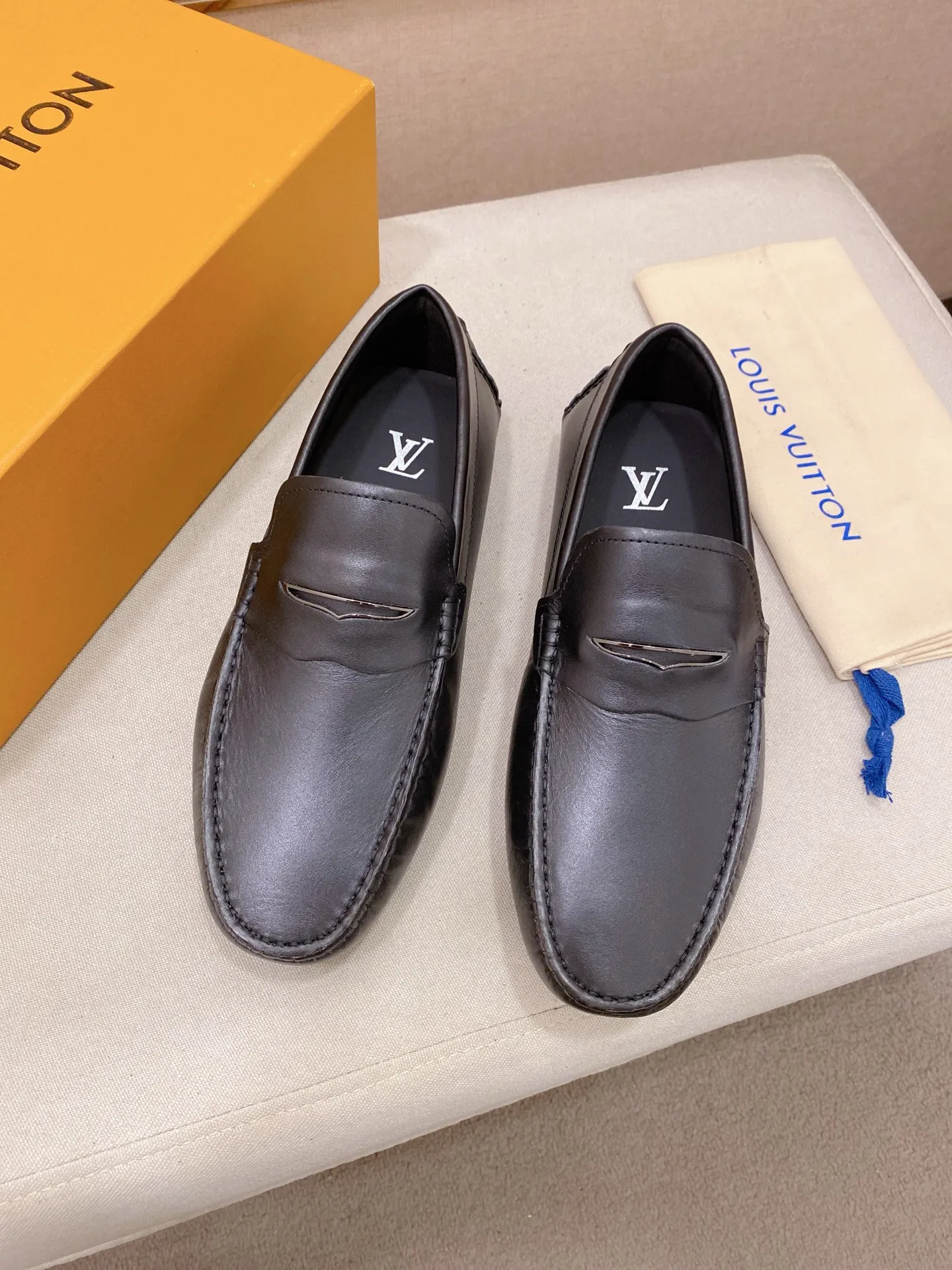 Factory price: 500💰High-end quality! LV 🆕🆕Exclusive hot-selling products in stock🔥🔥New products on the shelves, high-quality Ferragamo men's pea shoes, high-end casual driving shoes, with complete packaging! 💪 💪 Material: imported first-layer cowhide 🐂 + imported high-quality buffalo leather lining + wear-resistant outsole 👍🏻👍🏻 Features: high-end and comfortable, purely handmade 🚀 🚀 Create the perfect shoes that suit you best 🔥 🔥 Size: (38-44) 45 standard size can be customized!
